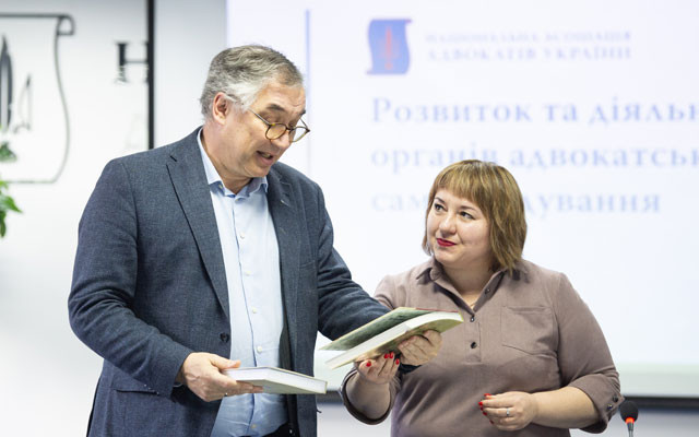 Бізнес-омбудсмену подарували книгу з історією про його діда-адвоката
