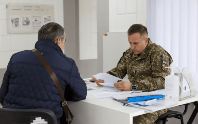 Визнання фізичної особи недієздатною та призначення опікуном особи, яка проходить військову службу