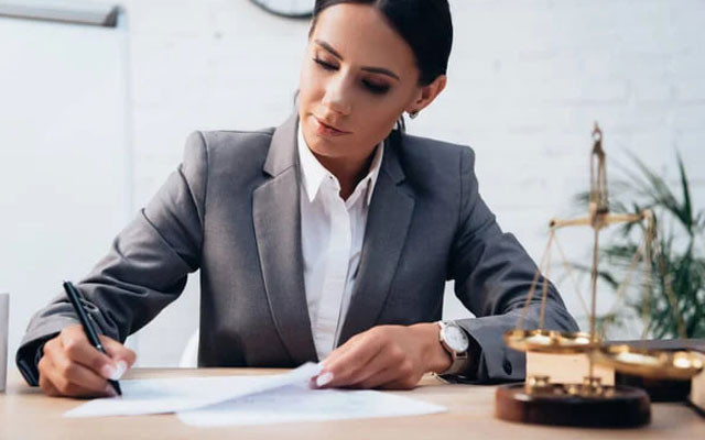 Молодий адвокат в Україні – бар’єри входу та перші роки практики