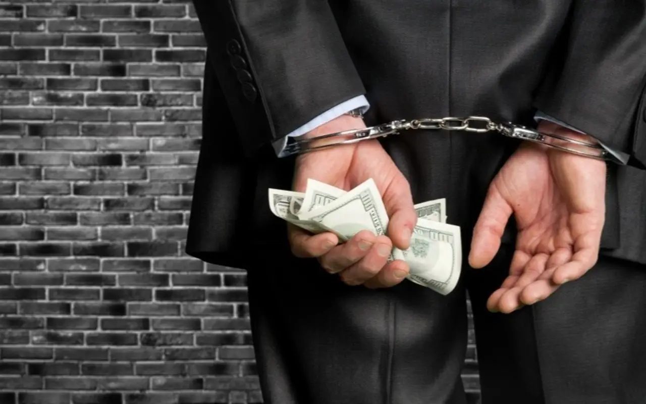 White-color crime: як захищати клієнта, коли зброя – папір і цифри