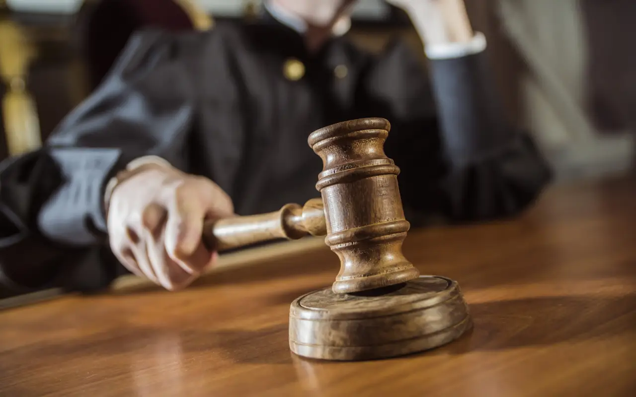 Дисциплінарна ініціатива суду щодо захисника у кримінальному провадженні: межі процесуального реагування, незалежність адвоката та право обвинуваченого на захист